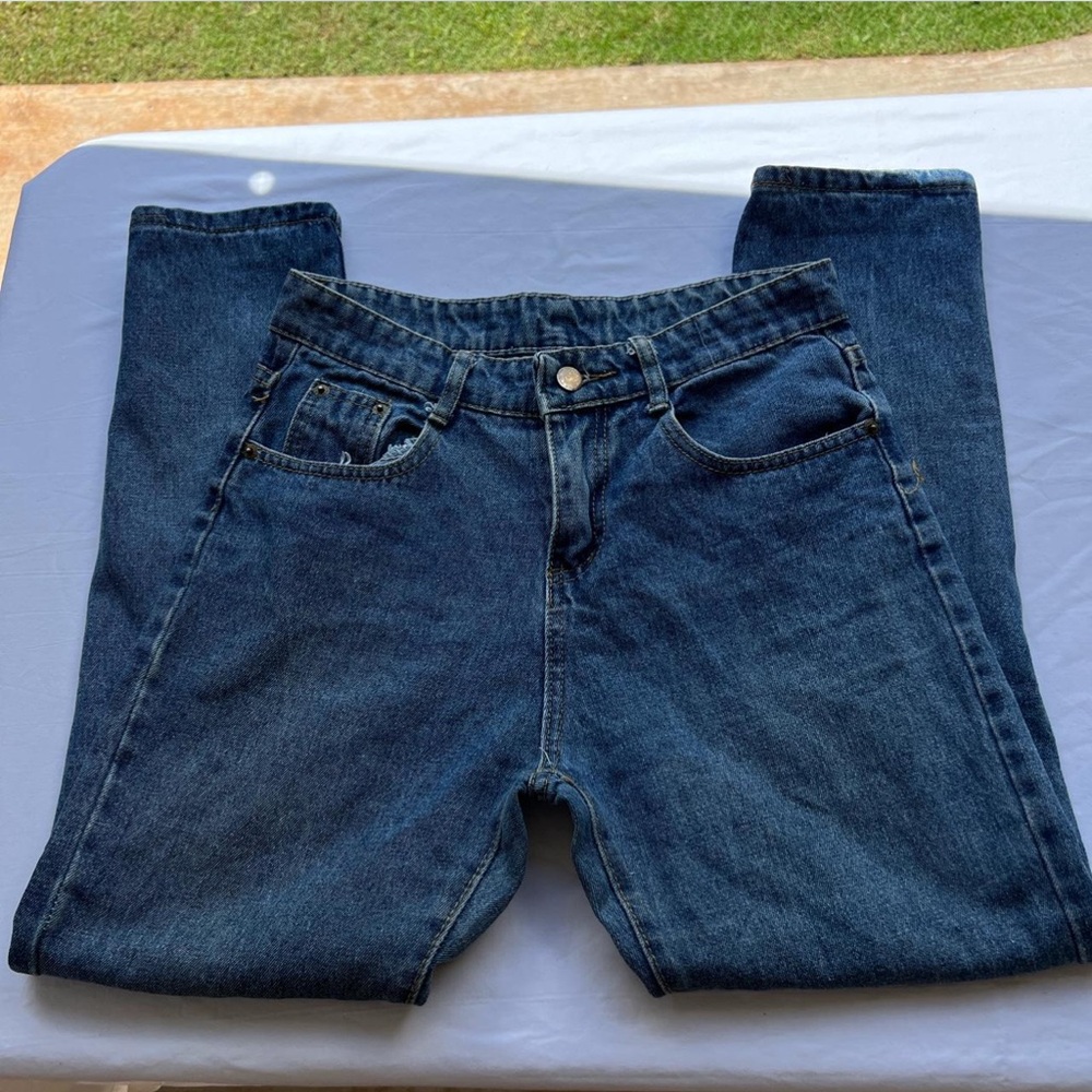 STRAIGHT LEGGED HIGH RISE JEANS